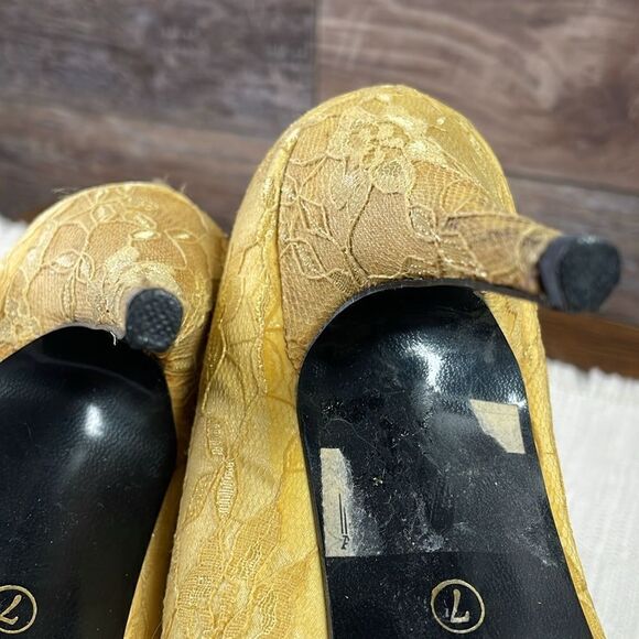 Classified Ladies Lace High Heels, Sequin and Bead Design, Size 7, Gold, Vintage - Picture 6 of 10